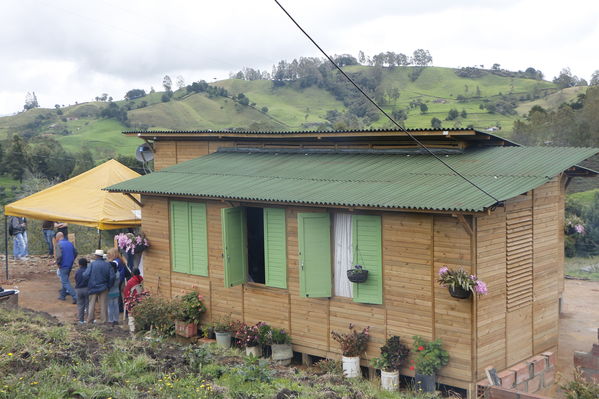 Entrega de casas de Aldeas en San Pedro
Entrega de casas de Aldeas en San Pedro
Fecha: Mayo 12 de 2017
Para descargar esta fotografía en alta resolución, haga clic sobre la imagen hasta que la misma se despliegue en la pantalla completa; luego dé clic derecho y elija la opción "guardar imagen como". 
En caso de publicación por cualquier medio, solicitamos acompañarla del crédito: "Foto EPM"
Palabras clave: Entrega de casas de Aldeas en San Pedro