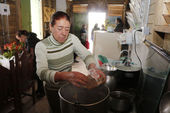 Entrega de casas de Aldeas en San Pedro
Entrega de casas de Aldeas en San Pedro
Fecha: Mayo 12 de 2017
Para descargar esta fotografía en alta resolución, haga clic sobre la imagen hasta que la misma se despliegue en la pantalla completa; luego dé clic derecho y elija la opción "guardar imagen como". 
En caso de publicación por cualquier medio, solicitamos acompañarla del crédito: "Foto EPM"
Palabras clave: Entrega de casas de Aldeas en San Pedro