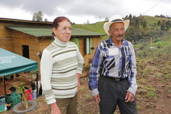 Entrega de casas de Aldeas en San Pedro
Entrega de casas de Aldeas en San Pedro
Fecha: Mayo 12 de 2017
Para descargar esta fotografía en alta resolución, haga clic sobre la imagen hasta que la misma se despliegue en la pantalla completa; luego dé clic derecho y elija la opción "guardar imagen como". 
En caso de publicación por cualquier medio, solicitamos acompañarla del crédito: "Foto EPM"
Palabras clave: Entrega de casas de Aldeas en San Pedro