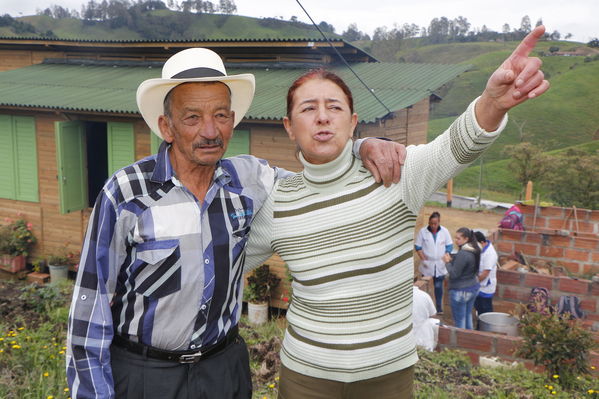 Entrega de casas de Aldeas en San Pedro
Entrega de casas de Aldeas en San Pedro
Fecha: Mayo 12 de 2017
Para descargar esta fotografía en alta resolución, haga clic sobre la imagen hasta que la misma se despliegue en la pantalla completa; luego dé clic derecho y elija la opción "guardar imagen como". 
En caso de publicación por cualquier medio, solicitamos acompañarla del crédito: "Foto EPM"
Palabras clave: Entrega de casas de Aldeas en San Pedro