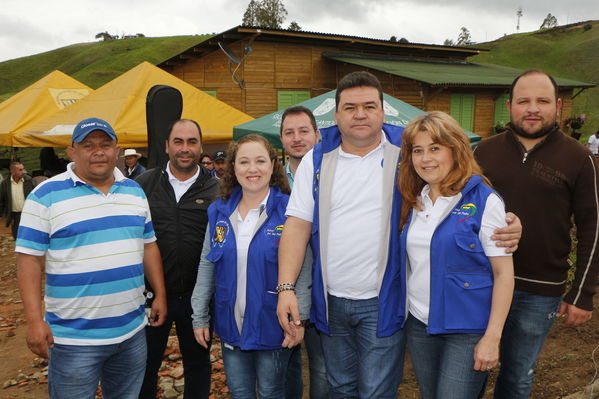 Entrega de casas de Aldeas en San Pedro
Entrega de casas de Aldeas en San Pedro
Fecha: Mayo 12 de 2017
Para descargar esta fotografía en alta resolución, haga clic sobre la imagen hasta que la misma se despliegue en la pantalla completa; luego dé clic derecho y elija la opción "guardar imagen como". 
En caso de publicación por cualquier medio, solicitamos acompañarla del crédito: "Foto EPM"
Palabras clave: Entrega de casas de Aldeas en San Pedro