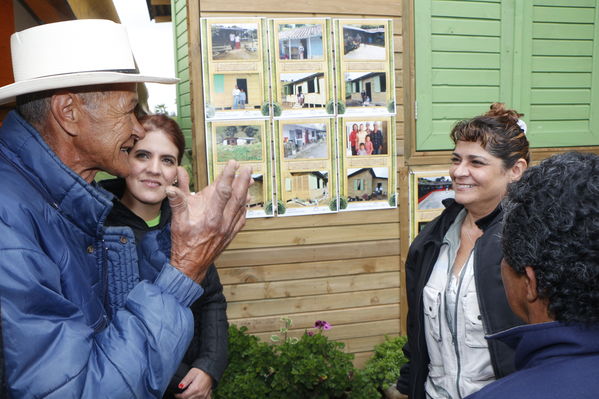 Entrega de casas de Aldeas en San Pedro
Entrega de casas de Aldeas en San Pedro
Fecha: Mayo 12 de 2017
Para descargar esta fotografía en alta resolución, haga clic sobre la imagen hasta que la misma se despliegue en la pantalla completa; luego dé clic derecho y elija la opción "guardar imagen como". 
En caso de publicación por cualquier medio, solicitamos acompañarla del crédito: "Foto EPM"
Palabras clave: Entrega de casas de Aldeas en San Pedro