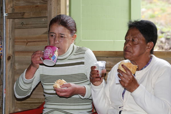 Entrega de casas de Aldeas en San Pedro
Entrega de casas de Aldeas en San Pedro
Fecha: Mayo 12 de 2017
Para descargar esta fotografía en alta resolución, haga clic sobre la imagen hasta que la misma se despliegue en la pantalla completa; luego dé clic derecho y elija la opción "guardar imagen como". 
En caso de publicación por cualquier medio, solicitamos acompañarla del crédito: "Foto EPM"
Palabras clave: Entrega de casas de Aldeas en San Pedro