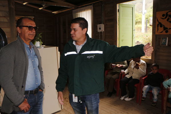 Entrega de casas de Aldeas en San Pedro
Entrega de casas de Aldeas en San Pedro
Fecha: Mayo 12 de 2017
Para descargar esta fotografía en alta resolución, haga clic sobre la imagen hasta que la misma se despliegue en la pantalla completa; luego dé clic derecho y elija la opción "guardar imagen como". 
En caso de publicación por cualquier medio, solicitamos acompañarla del crédito: "Foto EPM"
Palabras clave: Entrega de casas de Aldeas en San Pedro