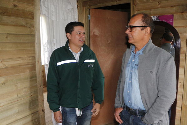 Entrega de casas de Aldeas en San Pedro
Entrega de casas de Aldeas en San Pedro
Fecha: Mayo 12 de 2017
Para descargar esta fotografía en alta resolución, haga clic sobre la imagen hasta que la misma se despliegue en la pantalla completa; luego dé clic derecho y elija la opción "guardar imagen como". 
En caso de publicación por cualquier medio, solicitamos acompañarla del crédito: "Foto EPM"
Palabras clave: Entrega de casas de Aldeas en San Pedro