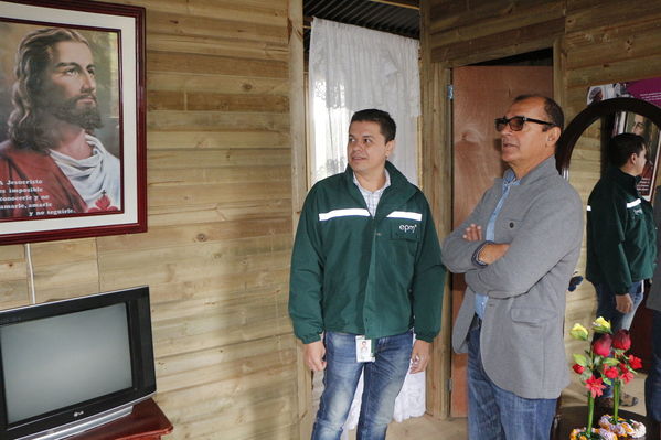 Entrega de casas de Aldeas en San Pedro
Entrega de casas de Aldeas en San Pedro
Fecha: Mayo 12 de 2017
Para descargar esta fotografía en alta resolución, haga clic sobre la imagen hasta que la misma se despliegue en la pantalla completa; luego dé clic derecho y elija la opción "guardar imagen como". 
En caso de publicación por cualquier medio, solicitamos acompañarla del crédito: "Foto EPM"
Palabras clave: Entrega de casas de Aldeas en San Pedro