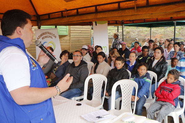 Entrega de casas de Aldeas en San Pedro
Entrega de casas de Aldeas en San Pedro
Fecha: Mayo 12 de 2017
Para descargar esta fotografía en alta resolución, haga clic sobre la imagen hasta que la misma se despliegue en la pantalla completa; luego dé clic derecho y elija la opción "guardar imagen como". 
En caso de publicación por cualquier medio, solicitamos acompañarla del crédito: "Foto EPM"
Palabras clave: Entrega casas Aldeas San Pedro