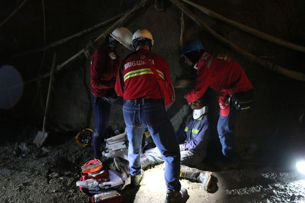 Simulacro evacuación Casa máquinas
Simulacro de evacuación Casa de máquinas
Fecha: Mayo 13 2019
Para descargar esta fotografía en alta resolución, haga clic sobre la imagen hasta que la misma se despliegue en la pantalla completa; luego dé clic derecho y elija la opción "guardar imagen como". 
En caso de publicación por cualquier medio, solicitamos acompañarla del crédito: "Foto EPM"
Palabras clave: Simulacro evacuación Casa máquinas