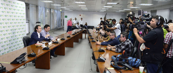Rueda Prensa Contingencia Hidroituango Alcaldes zona influencia
Fecha: Mayo 17 2018.
Rueda Prensa Contingencia Hidroituango, Alcaldes zona influencia. 
Para descargar esta fotografía en alta resolución, haga clic sobre la imagen hasta que la misma se despliegue en la pantalla completa; luego dé clic derecho y elija la opción "guardar imagen como". 
En caso de publicación por cualquier medio, solicitamos acompañarla del crédito: "Foto EPM"
Palabras clave: Rueda Prensa Contingencia Hidroituango Alcaldes zona influencia
