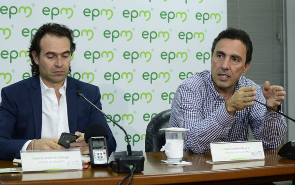 Rueda Prensa Contingencia Hidroituango Alcaldes zona influencia
Fecha: Mayo 17 2018.
Rueda Prensa Contingencia Hidroituango, Alcaldes zona influencia. 
Para descargar esta fotografía en alta resolución, haga clic sobre la imagen hasta que la misma se despliegue en la pantalla completa; luego dé clic derecho y elija la opción "guardar imagen como". 
En caso de publicación por cualquier medio, solicitamos acompañarla del crédito: "Foto EPM"
Palabras clave: Rueda Prensa Contingencia Hidroituango Alcaldes zona influencia