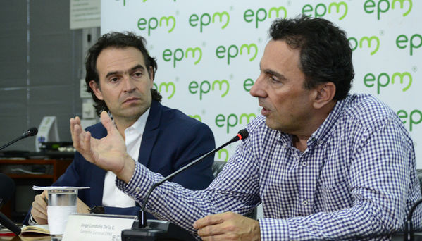 Rueda Prensa Contingencia Hidroituango Alcaldes zona influencia
Fecha: Mayo 17 2018.
Rueda Prensa Contingencia Hidroituango, Alcaldes zona influencia. 
Para descargar esta fotografía en alta resolución, haga clic sobre la imagen hasta que la misma se despliegue en la pantalla completa; luego dé clic derecho y elija la opción "guardar imagen como". 
En caso de publicación por cualquier medio, solicitamos acompañarla del crédito: "Foto EPM"
Palabras clave: Rueda Prensa Contingencia Hidroituango Alcaldes zona influencia