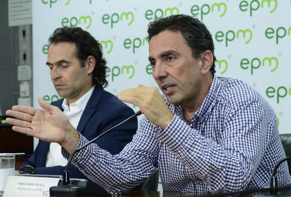 Rueda Prensa Contingencia Hidroituango Alcaldes zona influencia
Fecha: Mayo 17 2018.
Rueda Prensa Contingencia Hidroituango, Alcaldes zona influencia. 
Para descargar esta fotografía en alta resolución, haga clic sobre la imagen hasta que la misma se despliegue en la pantalla completa; luego dé clic derecho y elija la opción "guardar imagen como". 
En caso de publicación por cualquier medio, solicitamos acompañarla del crédito: "Foto EPM"
Palabras clave: Rueda Prensa Contingencia Hidroituango Alcaldes zona influencia
