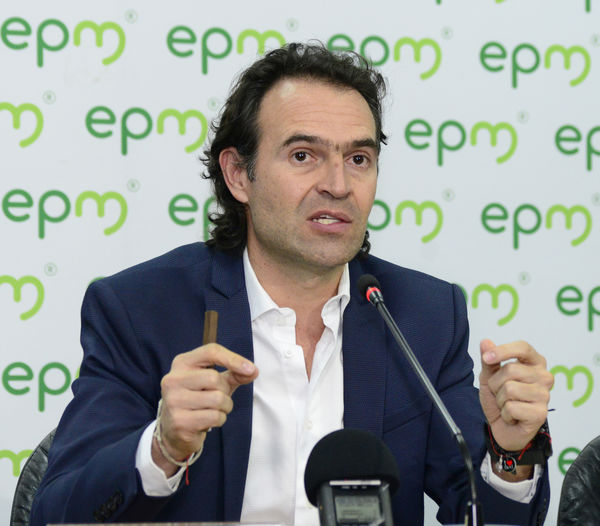 Rueda Prensa Contingencia Hidroituango Alcaldes zona influencia
Fecha: Mayo 17 2018.
Rueda Prensa Contingencia Hidroituango, Alcaldes zona influencia. 
Para descargar esta fotografía en alta resolución, haga clic sobre la imagen hasta que la misma se despliegue en la pantalla completa; luego dé clic derecho y elija la opción "guardar imagen como". 
En caso de publicación por cualquier medio, solicitamos acompañarla del crédito: "Foto EPM"
Palabras clave: Rueda Prensa Contingencia Hidroituango Alcaldes zona influencia