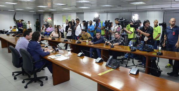 Rueda Prensa Contingencia Hidroituango Alcaldes zona influencia
Fecha: Mayo 17 2018.
Rueda Prensa Contingencia Hidroituango, Alcaldes zona influencia. 
Para descargar esta fotografía en alta resolución, haga clic sobre la imagen hasta que la misma se despliegue en la pantalla completa; luego dé clic derecho y elija la opción "guardar imagen como". 
En caso de publicación por cualquier medio, solicitamos acompañarla del crédito: "Foto EPM"
Palabras clave: Rueda Prensa Contingencia Hidroituango Alcaldes zona influencia