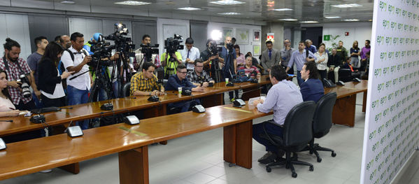 Rueda Prensa Contingencia Hidroituango Alcaldes zona influencia
Fecha: Mayo 17 2018.
Rueda Prensa Contingencia Hidroituango, Alcaldes zona influencia. 
Para descargar esta fotografía en alta resolución, haga clic sobre la imagen hasta que la misma se despliegue en la pantalla completa; luego dé clic derecho y elija la opción "guardar imagen como". 
En caso de publicación por cualquier medio, solicitamos acompañarla del crédito: "Foto EPM"
Palabras clave: Rueda Prensa Contingencia Hidroituango Alcaldes zona influencia