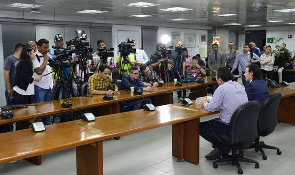 Rueda Prensa Contingencia Hidroituango Alcaldes zona influencia
Fecha: Mayo 17 2018.
Rueda Prensa Contingencia Hidroituango, Alcaldes zona influencia. 
Para descargar esta fotografía en alta resolución, haga clic sobre la imagen hasta que la misma se despliegue en la pantalla completa; luego dé clic derecho y elija la opción "guardar imagen como". 
En caso de publicación por cualquier medio, solicitamos acompañarla del crédito: "Foto EPM"
Palabras clave: Rueda Prensa Contingencia Hidroituango Alcaldes zona influencia