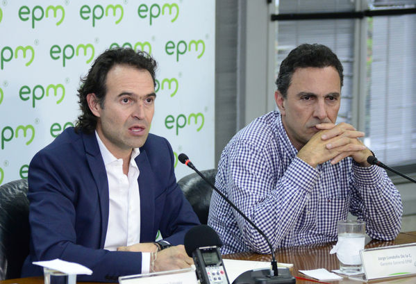 Rueda Prensa Contingencia Hidroituango Alcaldes zona influencia
Fecha: Mayo 17 2018.
Rueda Prensa Contingencia Hidroituango, Alcaldes zona influencia. 
Para descargar esta fotografía en alta resolución, haga clic sobre la imagen hasta que la misma se despliegue en la pantalla completa; luego dé clic derecho y elija la opción "guardar imagen como". 
En caso de publicación por cualquier medio, solicitamos acompañarla del crédito: "Foto EPM"
Palabras clave: Rueda Prensa Contingencia Hidroituango Alcaldes zona influencia