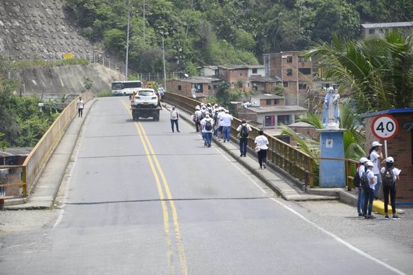 EPM inicia reconocimiento reparación desuso viviendas  zonas Puerto Valdivia
EPM inicia reconocimiento reparación desuso viviendas  zonas Puerto Valdivia
Fecha: Mayo 2 2019
Para descargar esta fotografía en alta resolución, haga clic sobre la imagen hasta que la misma se despliegue en la pantalla completa; luego dé clic derecho y elija la opción "guardar imagen como". 
En caso de publicación por cualquier medio, solicitamos acompañarla del crédito: "Foto EPM"
Palabras clave: EPM inicia reconocimiento reparación desuso viviendas  zonas Puerto Valdivia