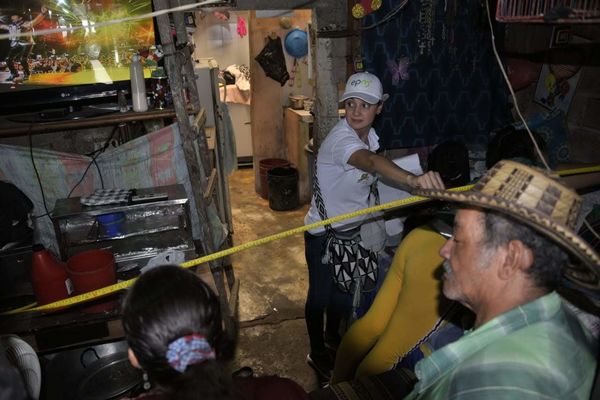 EPM inicia reconocimiento reparación desuso viviendas  zonas Puerto Valdivia
EPM inicia reconocimiento reparación desuso viviendas  zonas Puerto Valdivia
Fecha: Mayo 2 2019
Para descargar esta fotografía en alta resolución, haga clic sobre la imagen hasta que la misma se despliegue en la pantalla completa; luego dé clic derecho y elija la opción "guardar imagen como". 
En caso de publicación por cualquier medio, solicitamos acompañarla del crédito: "Foto EPM"
Palabras clave: EPM inicia reconocimiento reparación desuso viviendas  zonas Puerto Valdivia