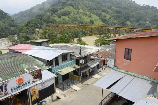 EPM inicia reconocimiento reparación desuso viviendas  zonas Puerto Valdivia
EPM inicia reconocimiento reparación desuso viviendas  zonas Puerto Valdivia
Fecha: Mayo 2 2019
Para descargar esta fotografía en alta resolución, haga clic sobre la imagen hasta que la misma se despliegue en la pantalla completa; luego dé clic derecho y elija la opción "guardar imagen como". 
En caso de publicación por cualquier medio, solicitamos acompañarla del crédito: "Foto EPM"
Palabras clave: EPM inicia reconocimiento reparación desuso viviendas  zonas Puerto Valdivia