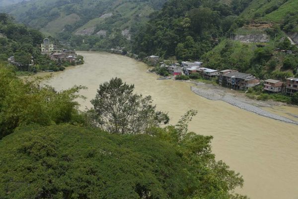 EPM inicia reconocimiento reparación desuso viviendas  zonas Puerto Valdivia
EPM inicia reconocimiento reparación desuso viviendas  zonas Puerto Valdivia
Fecha: Mayo 2 2019
Para descargar esta fotografía en alta resolución, haga clic sobre la imagen hasta que la misma se despliegue en la pantalla completa; luego dé clic derecho y elija la opción "guardar imagen como". 
En caso de publicación por cualquier medio, solicitamos acompañarla del crédito: "Foto EPM"
Palabras clave: EPM inicia reconocimiento reparación desuso viviendas  zonas Puerto Valdivia