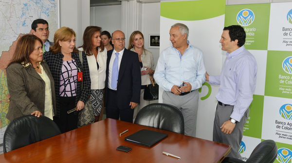 Firma de empréstito con el Banco Agrario
Firma de empréstito con el Banco Agrario
Fecha: Mayo 20 de 2014. 
Para descargar esta fotografía en alta resolución, haga clic sobre la imagen hasta que la misma se despliegue en la pantalla completa; luego dé clic derecho y elija la opción "guardar imagen como". 
En caso de publicación por cualquier medio, solicitamos acompañarla del crédito: "Foto EPM"
Palabras clave: Firma empréstito Banco Agrario