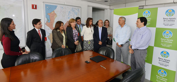 Firma de empréstito con el Banco Agrario
Firma de empréstito con el Banco Agrario
Fecha: Mayo 20 de 2014. 
Para descargar esta fotografía en alta resolución, haga clic sobre la imagen hasta que la misma se despliegue en la pantalla completa; luego dé clic derecho y elija la opción "guardar imagen como". 
En caso de publicación por cualquier medio, solicitamos acompañarla del crédito: "Foto EPM"
Palabras clave: Firma empréstito Banco Agrario