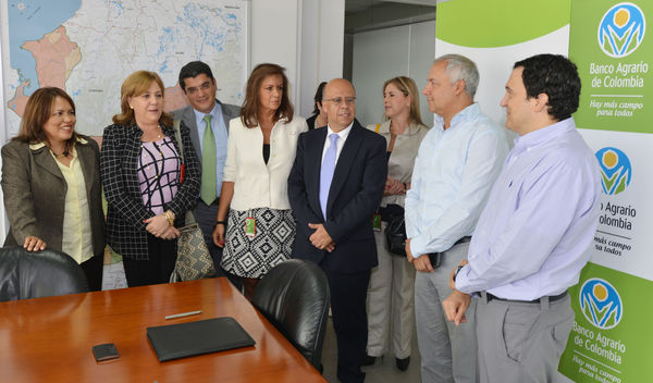 Firma de empréstito con el Banco Agrario
Firma de empréstito con el Banco Agrario
Fecha: Mayo 20 de 2014. 
Para descargar esta fotografía en alta resolución, haga clic sobre la imagen hasta que la misma se despliegue en la pantalla completa; luego dé clic derecho y elija la opción "guardar imagen como". 
En caso de publicación por cualquier medio, solicitamos acompañarla del crédito: "Foto EPM"
Palabras clave: Firma empréstito Banco Agrario