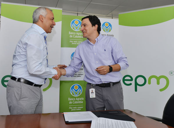 Firma de empréstito con el Banco Agrario
Firma de empréstito con el Banco Agrario
Fecha: Mayo 20 de 2014. 
Para descargar esta fotografía en alta resolución, haga clic sobre la imagen hasta que la misma se despliegue en la pantalla completa; luego dé clic derecho y elija la opción "guardar imagen como". 
En caso de publicación por cualquier medio, solicitamos acompañarla del crédito: "Foto EPM"

Palabras clave: Firma empréstito Banco Agrario