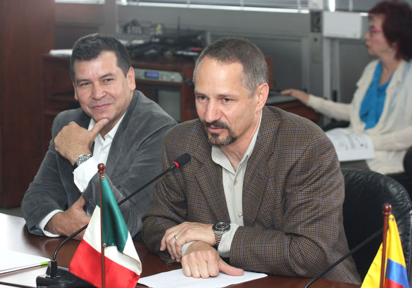 Rueda de prensa EPM - TICSA México
Rueda de prensa EPM - TICSA México
Fecha: Mayo 21 de 2013. 
Para descargar esta fotografía en alta resolución, haga clic sobre la imagen hasta que la misma se despliegue en la pantalla completa; luego dé clic derecho y elija la opción "guardar imagen como". 
En caso de publicación por cualquier medio, solicitamos acompañarla del crédito: "Cortesía EPM".
Palabras clave: Rueda prensa EPM  TICSA México