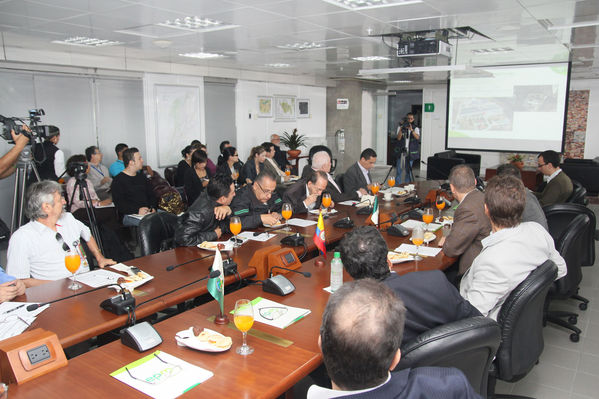 Rueda de prensa EPM - TICSA México
Rueda de prensa EPM - TICSA México
Fecha: Mayo 21 de 2013. 
Para descargar esta fotografía en alta resolución, haga clic sobre la imagen hasta que la misma se despliegue en la pantalla completa; luego dé clic derecho y elija la opción "guardar imagen como". 
En caso de publicación por cualquier medio, solicitamos acompañarla del crédito: "Cortesía EPM".
Palabras clave: Rueda prensa EPM  TICSA México