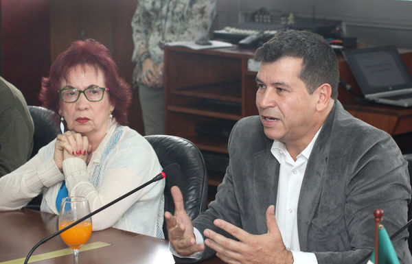 Rueda de prensa EPM - TICSA México
Rueda de prensa EPM - TICSA México
Fecha: Mayo 21 de 2013. 
Para descargar esta fotografía en alta resolución, haga clic sobre la imagen hasta que la misma se despliegue en la pantalla completa; luego dé clic derecho y elija la opción "guardar imagen como". 
En caso de publicación por cualquier medio, solicitamos acompañarla del crédito: "Cortesía EPM".
Palabras clave: Rueda prensa EPM  TICSA México