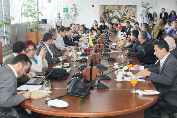 Rueda de prensa EPM - TICSA México
Rueda de prensa EPM - TICSA México
Fecha: Mayo 21 de 2013. 
Para descargar esta fotografía en alta resolución, haga clic sobre la imagen hasta que la misma se despliegue en la pantalla completa; luego dé clic derecho y elija la opción "guardar imagen como". 
En caso de publicación por cualquier medio, solicitamos acompañarla del crédito: "Cortesía EPM".
Palabras clave: Rueda prensa EPM  TICSA México
