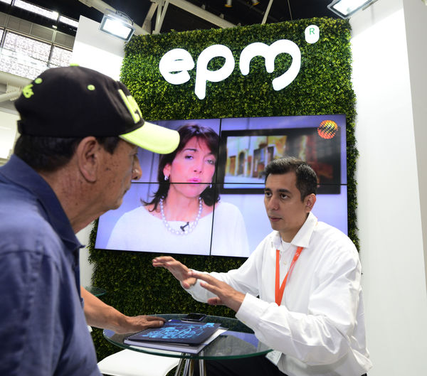 EPM en Exposolar
EPM en Exposolar
Fecha: Mayo 20 de 2017
Para descargar esta fotografía en alta resolución, haga clic sobre la imagen hasta que la misma se despliegue en la pantalla completa; luego dé clic derecho y elija la opción "guardar imagen como". 
En caso de publicación por cualquier medio, solicitamos acompañarla del crédito: "Foto EPM"
Palabras clave: EPM Exposolar