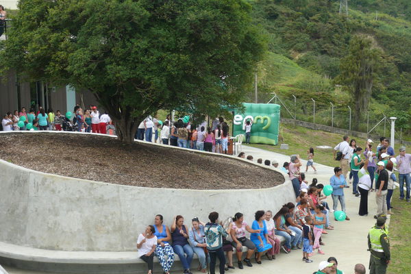 UVA Los Guayacanes
UVA Los Guayacanes
Fecha: Mayo 26 de 2016
Para descargar esta fotografía en alta resolución, haga clic sobre la imagen hasta que la misma se despliegue en la pantalla completa; luego dé clic derecho y elija la opción "guardar imagen como". 
En caso de publicación por cualquier medio, solicitamos acompañarla del crédito: "Foto EPM"
Palabras clave: UVA Los Guayacanes