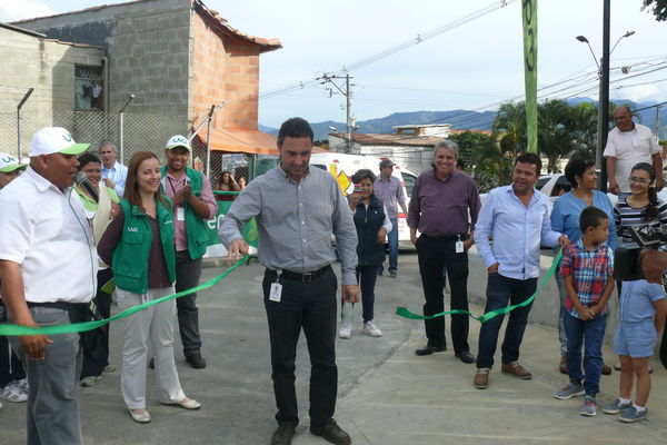 UVA Los Guayacanes
UVA Los Guayacanes
Fecha: Mayo 26 de 2016
Para descargar esta fotografía en alta resolución, haga clic sobre la imagen hasta que la misma se despliegue en la pantalla completa; luego dé clic derecho y elija la opción "guardar imagen como". 
En caso de publicación por cualquier medio, solicitamos acompañarla del crédito: "Foto EPM"
Palabras clave: UVA Los Guayacanes