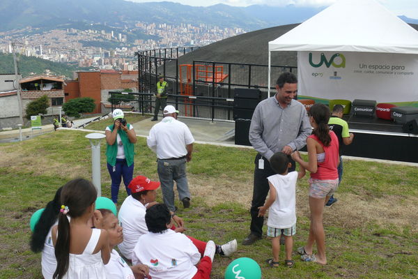UVA Los Guayacanes
UVA Los Guayacanes
Fecha: Mayo 26 de 2016
Para descargar esta fotografía en alta resolución, haga clic sobre la imagen hasta que la misma se despliegue en la pantalla completa; luego dé clic derecho y elija la opción "guardar imagen como". 
En caso de publicación por cualquier medio, solicitamos acompañarla del crédito: "Foto EPM"
Palabras clave: UVA Los Guayacanes
