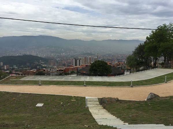 UVA Los Guayacanes
UVA Los Guayacanes
Fecha: Mayo 26 de 2016
Para descargar esta fotografía en alta resolución, haga clic sobre la imagen hasta que la misma se despliegue en la pantalla completa; luego dé clic derecho y elija la opción "guardar imagen como". 
En caso de publicación por cualquier medio, solicitamos acompañarla del crédito: "Foto EPM"
Palabras clave: UVA Los Guayacanes