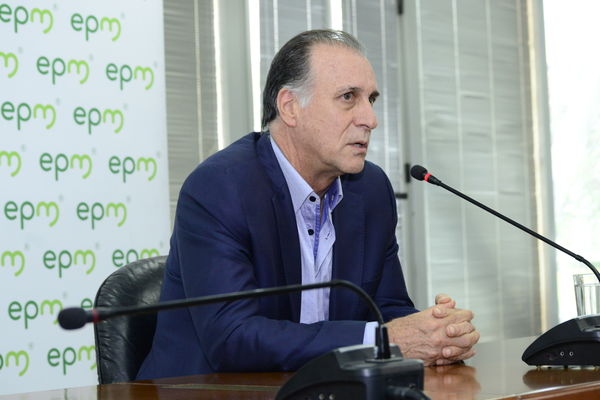 Rueda Prensa Contingencia Hidroituango  John Maya Salazar
Fecha: Mayo 28 2018.
Rueda Prensa Contingencia Hidroituango, John Maya Salazar.
Para descargar esta fotografía en alta resolución, haga clic sobre la imagen hasta que la misma se despliegue en la pantalla completa; luego dé clic derecho y elija la opción "guardar imagen como". 
En caso de publicación por cualquier medio, solicitamos acompañarla del crédito: "Foto EPM"
Palabras clave: Rueda Prensa Contingencia Hidroituango  John Maya Salazar