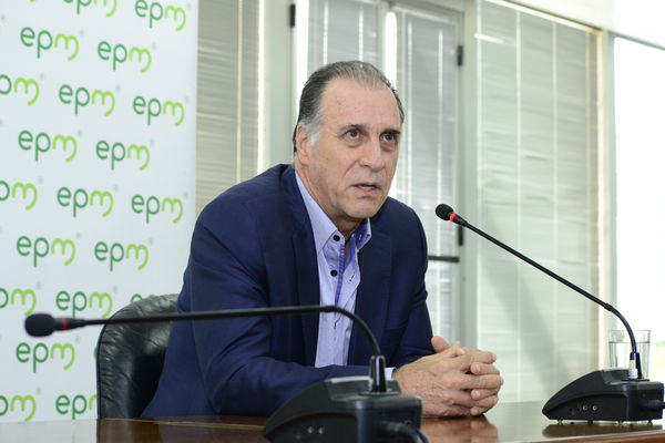 Rueda Prensa Contingencia Hidroituango  John Maya Salazar
Fecha: Mayo 28 2018.
Rueda Prensa Contingencia Hidroituango, John Maya Salazar.
Para descargar esta fotografía en alta resolución, haga clic sobre la imagen hasta que la misma se despliegue en la pantalla completa; luego dé clic derecho y elija la opción "guardar imagen como". 
En caso de publicación por cualquier medio, solicitamos acompañarla del crédito: "Foto EPM"
Palabras clave: Rueda Prensa Contingencia Hidroituango  John Maya Salazar