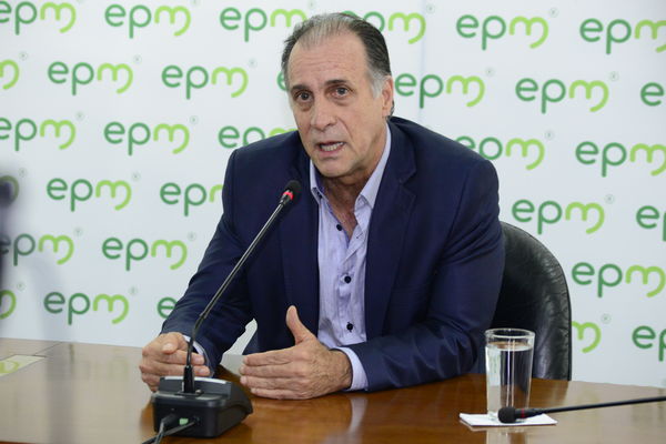 Rueda Prensa Contingencia Hidroituango  John Maya Salazar
Fecha: Mayo 28 2018.
Rueda Prensa Contingencia Hidroituango, John Maya Salazar.
Para descargar esta fotografía en alta resolución, haga clic sobre la imagen hasta que la misma se despliegue en la pantalla completa; luego dé clic derecho y elija la opción "guardar imagen como". 
En caso de publicación por cualquier medio, solicitamos acompañarla del crédito: "Foto EPM"
Palabras clave: Rueda Prensa Contingencia Hidroituango  John Maya Salazar