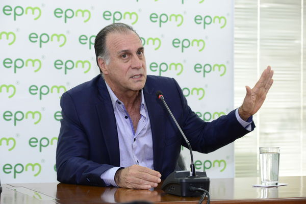Rueda Prensa Contingencia Hidroituango  John Maya Salazar
Fecha: Mayo 28 2018.
Rueda Prensa Contingencia Hidroituango, John Maya Salazar.
Para descargar esta fotografía en alta resolución, haga clic sobre la imagen hasta que la misma se despliegue en la pantalla completa; luego dé clic derecho y elija la opción "guardar imagen como". 
En caso de publicación por cualquier medio, solicitamos acompañarla del crédito: "Foto EPM"
Palabras clave: Rueda Prensa Contingencia Hidroituango  John Maya Salazar