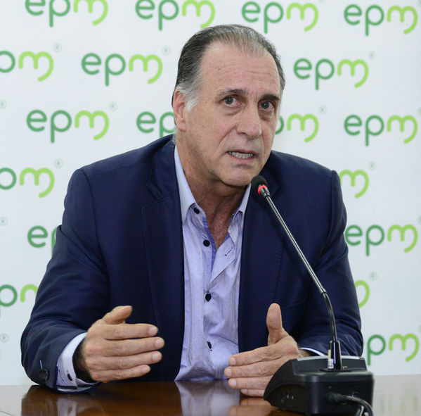Rueda Prensa Contingencia Hidroituango  John Maya Salazar
Fecha: Mayo 28 2018.
Rueda Prensa Contingencia Hidroituango, John Maya Salazar.
Para descargar esta fotografía en alta resolución, haga clic sobre la imagen hasta que la misma se despliegue en la pantalla completa; luego dé clic derecho y elija la opción "guardar imagen como". 
En caso de publicación por cualquier medio, solicitamos acompañarla del crédito: "Foto EPM"
Palabras clave: Rueda Prensa Contingencia Hidroituango  John Maya Salazar