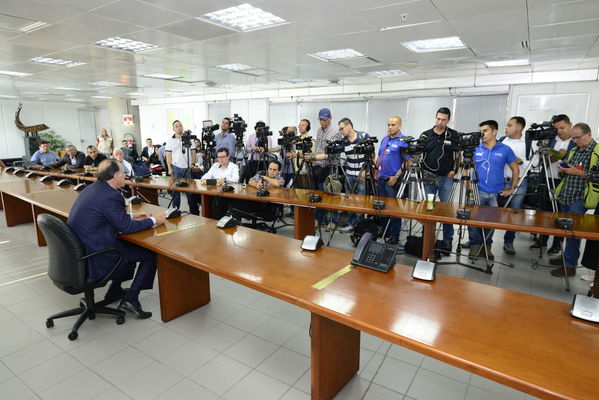 Rueda Prensa Contingencia Hidroituango  John Maya Salazar
Fecha: Mayo 28 2018.
Rueda Prensa Contingencia Hidroituango, John Maya Salazar.
Para descargar esta fotografía en alta resolución, haga clic sobre la imagen hasta que la misma se despliegue en la pantalla completa; luego dé clic derecho y elija la opción "guardar imagen como". 
En caso de publicación por cualquier medio, solicitamos acompañarla del crédito: "Foto EPM"
Palabras clave: Rueda Prensa Contingencia Hidroituango  John Maya Salazar