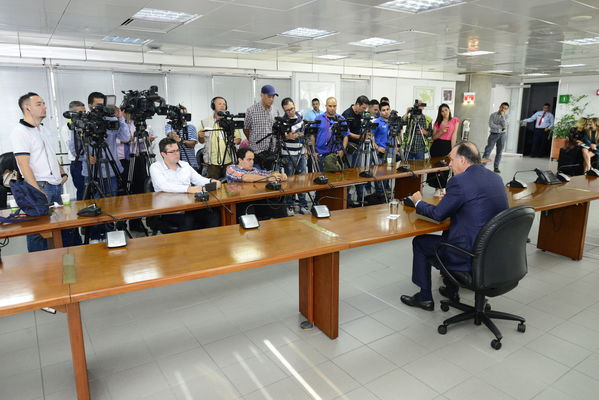 Rueda Prensa Contingencia Hidroituango  John Maya Salazar
Fecha: Mayo 28 2018.
Rueda Prensa Contingencia Hidroituango, John Maya Salazar.
Para descargar esta fotografía en alta resolución, haga clic sobre la imagen hasta que la misma se despliegue en la pantalla completa; luego dé clic derecho y elija la opción "guardar imagen como". 
En caso de publicación por cualquier medio, solicitamos acompañarla del crédito: "Foto EPM"
Palabras clave: Rueda Prensa Contingencia Hidroituango  John Maya Salazar