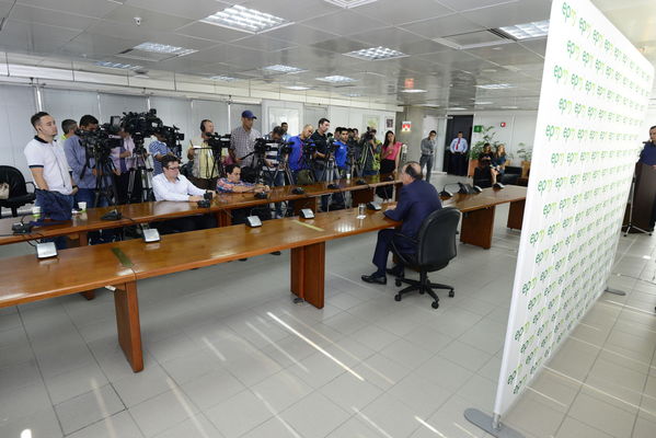 Rueda Prensa Contingencia Hidroituango  John Maya Salazar
Fecha: Mayo 28 2018.
Rueda Prensa Contingencia Hidroituango, John Maya Salazar.
Para descargar esta fotografía en alta resolución, haga clic sobre la imagen hasta que la misma se despliegue en la pantalla completa; luego dé clic derecho y elija la opción "guardar imagen como". 
En caso de publicación por cualquier medio, solicitamos acompañarla del crédito: "Foto EPM"
Palabras clave: Rueda Prensa Contingencia Hidroituango  John Maya Salazar