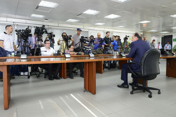 Rueda Prensa Contingencia Hidroituango  John Maya Salazar
Fecha: Mayo 28 2018.
Rueda Prensa Contingencia Hidroituango, John Maya Salazar.
Para descargar esta fotografía en alta resolución, haga clic sobre la imagen hasta que la misma se despliegue en la pantalla completa; luego dé clic derecho y elija la opción "guardar imagen como". 
En caso de publicación por cualquier medio, solicitamos acompañarla del crédito: "Foto EPM"
Palabras clave: Rueda Prensa Contingencia Hidroituango  John Maya Salazar