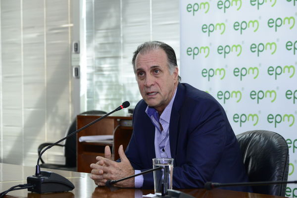 Rueda Prensa Contingencia Hidroituango  John Maya Salazar
Fecha: Mayo 28 2018.
Rueda Prensa Contingencia Hidroituango, John Maya Salazar.
Para descargar esta fotografía en alta resolución, haga clic sobre la imagen hasta que la misma se despliegue en la pantalla completa; luego dé clic derecho y elija la opción "guardar imagen como". 
En caso de publicación por cualquier medio, solicitamos acompañarla del crédito: "Foto EPM"
Palabras clave: Rueda Prensa Contingencia Hidroituango  John Maya Salazar