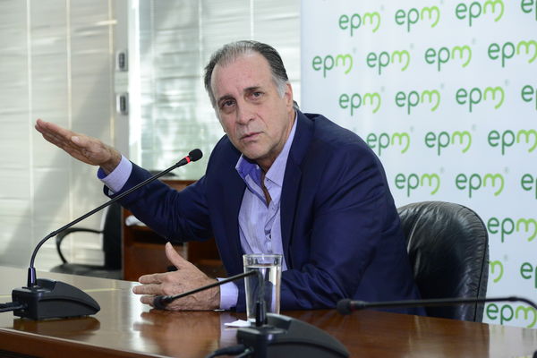 Rueda Prensa Contingencia Hidroituango  John Maya Salazar
Fecha: Mayo 28 2018.
Rueda Prensa Contingencia Hidroituango, John Maya Salazar.
Para descargar esta fotografía en alta resolución, haga clic sobre la imagen hasta que la misma se despliegue en la pantalla completa; luego dé clic derecho y elija la opción "guardar imagen como". 
En caso de publicación por cualquier medio, solicitamos acompañarla del crédito: "Foto EPM"
Palabras clave: Rueda Prensa Contingencia Hidroituango  John Maya Salazar