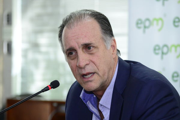 Rueda Prensa Contingencia Hidroituango  John Maya Salazar
Fecha: Mayo 28 2018.
Rueda Prensa Contingencia Hidroituango, John Maya Salazar.
Para descargar esta fotografía en alta resolución, haga clic sobre la imagen hasta que la misma se despliegue en la pantalla completa; luego dé clic derecho y elija la opción "guardar imagen como". 
En caso de publicación por cualquier medio, solicitamos acompañarla del crédito: "Foto EPM"
Palabras clave: Rueda Prensa Contingencia Hidroituango  John Maya Salazar